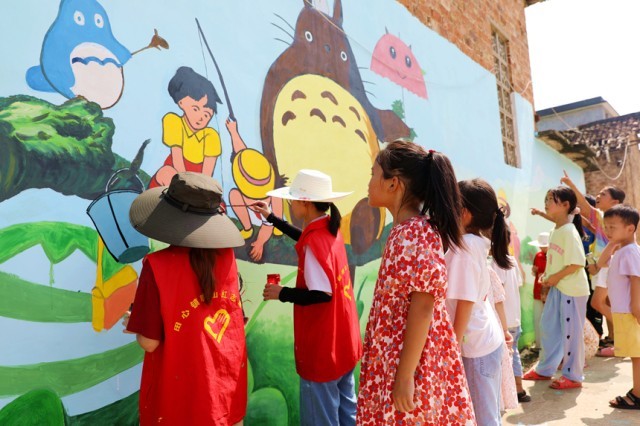 ��ѧ��־Ը���ڴ���ǽ��滭�����캣��