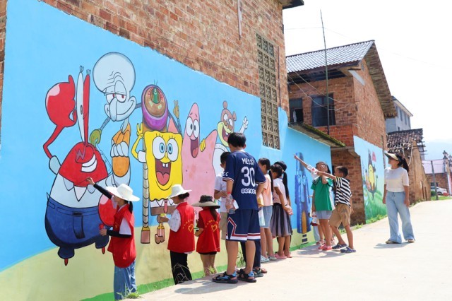 ��ѧ��־Ը���ڴ���ǽ��滭�����캣��