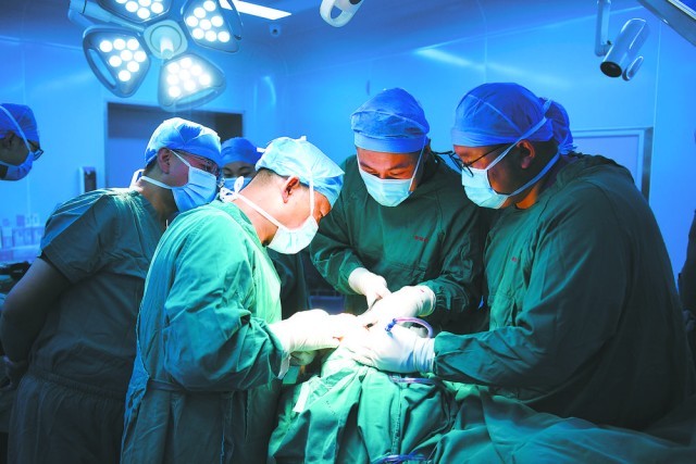 援青医生为患者进行手术.通讯员 林晓明摄