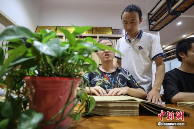 贵州惠水：“90后”视障教师用爱“点亮”学子人生路