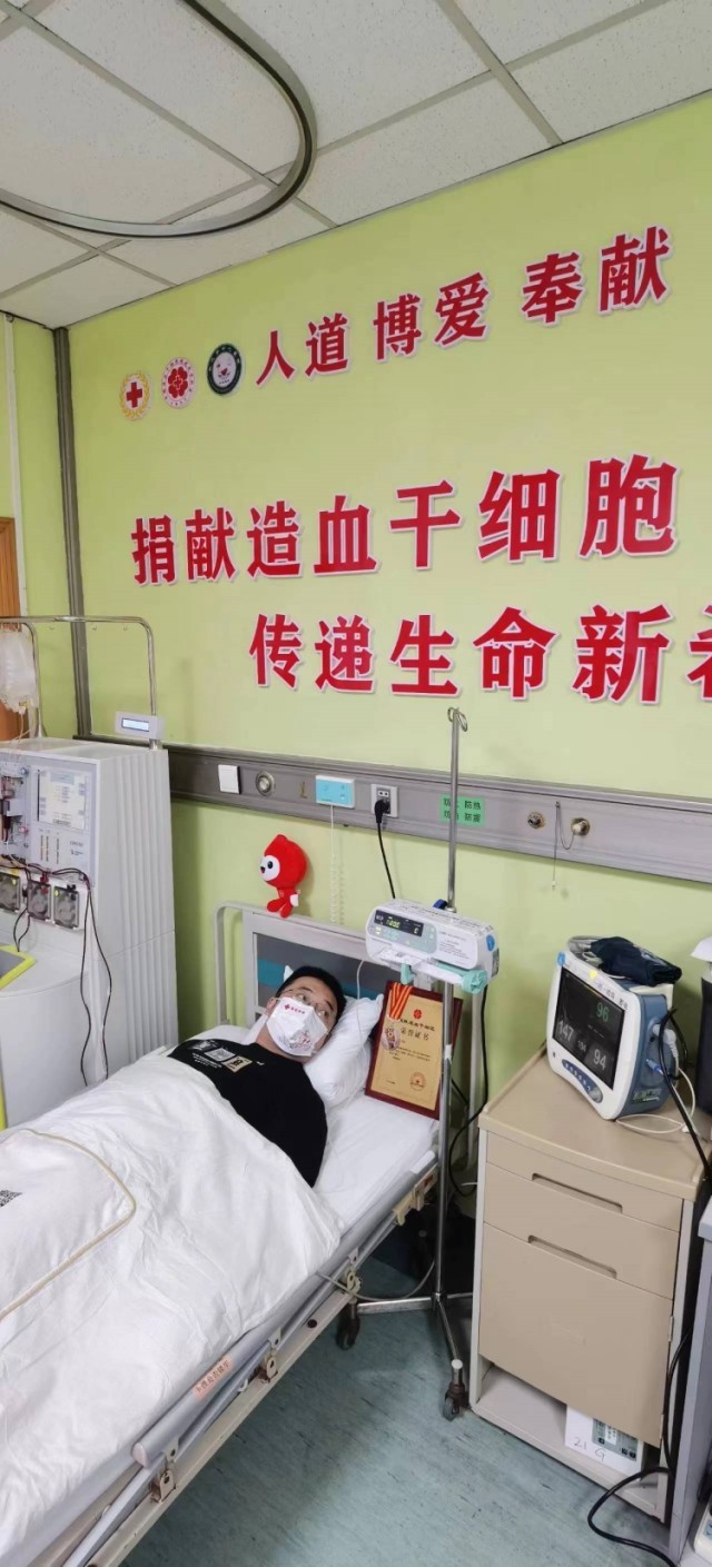 刘涛正在采集造血干细胞混悬液。章晟摄