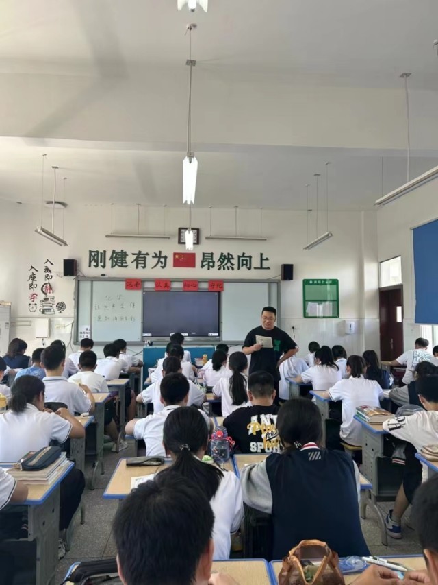 刘涛正在上课。受访者供图
