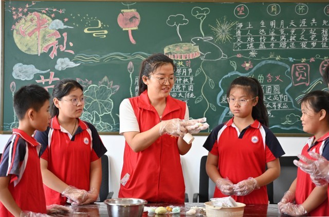 志愿者教同学们制作手工月饼。 刘蒙蒙摄