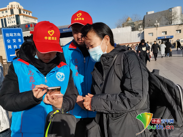 奉献青春力量 志愿“蓝”服务在北京站春运第一线