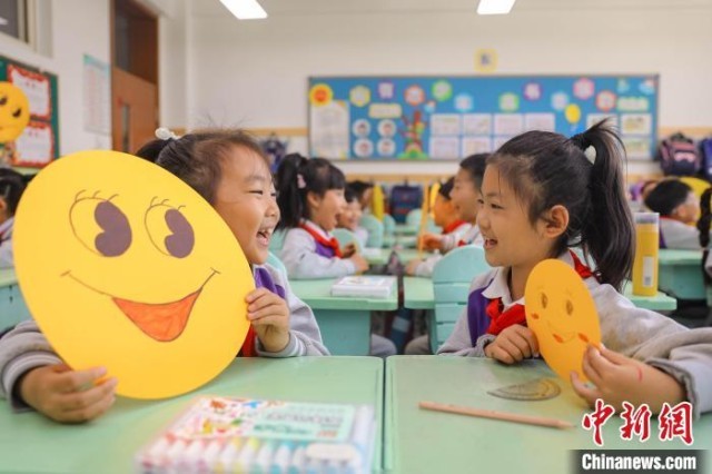 ɽ���ൺСѧ����΢Ц������������΢Ц��