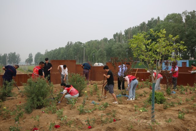 5��19�գ��¼������ֳ�һƬ��æ�������