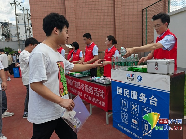 青年志愿者爱心送考 守护莘莘学子安心答卷_公益频道_中国青年网