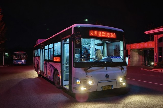 1贵阳公交252路“惠农专线”行将驶出始发站贵阳市大家卫生救治中心 (黎荣 摄)