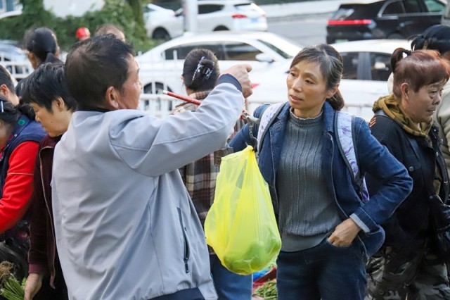 11菜农在贵阳市区大营坡摆摊卖菜  黎荣 摄