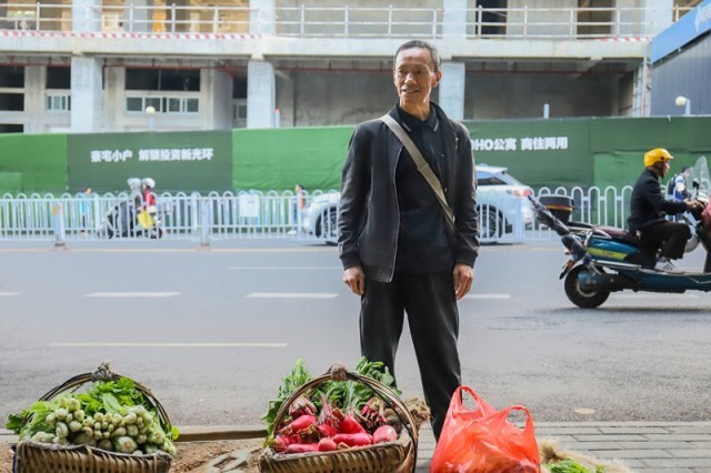 10菜农在贵阳市区大营坡摆摊卖菜  黎荣 摄