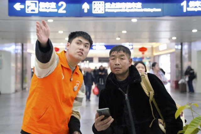 “橙”心“橙”意 温暖旅客回家路