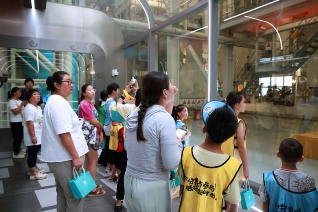 北京：暑期“变身”环保卫士，青少年参与垃圾分类志愿服务 图2