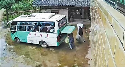 农村客运车，开到家门口（暖心故事） 图1