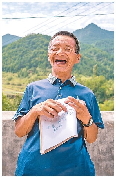 秦海松与村民们的“百家情”（暖相册） 图2