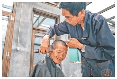 秦海松与村民们的“百家情”（暖相册） 图5