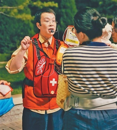 “走到哪里，就把‘急救地摊’支到哪里”（暖心故事） 图1