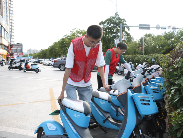 江西省赣州市：石城青年志愿者开展“一盔一带”文明劝导活动 图1