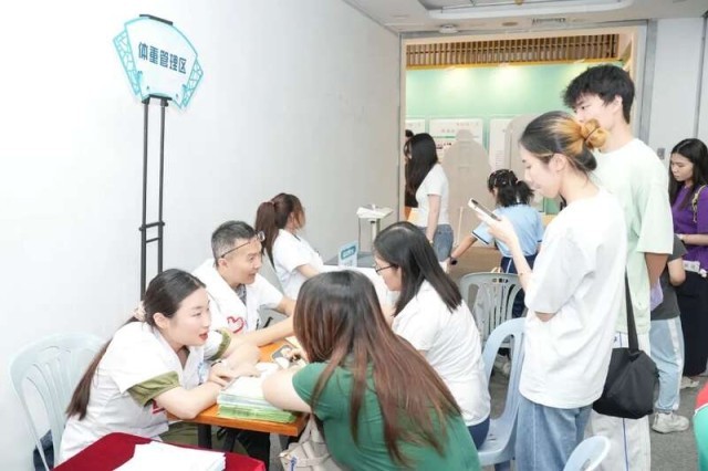 青年夜校送健康，中医药养生夜市开进千年商圈 图2