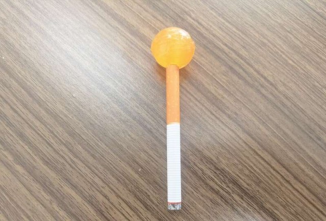 中青视线棒棒糖做得跟香烟一样！警惕小学生中流行仿烟棒棒糖 图1