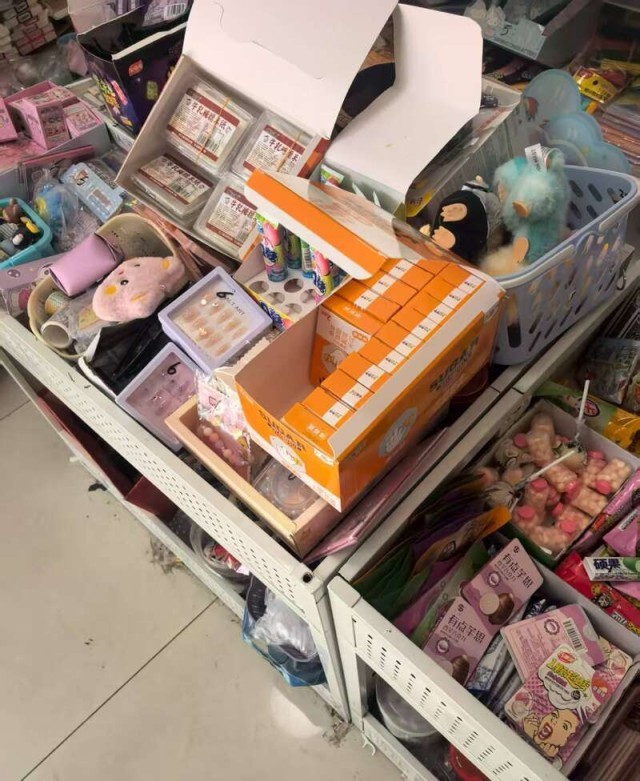 中青视线棒棒糖做得跟香烟一样！警惕小学生中流行仿烟棒棒糖 图2