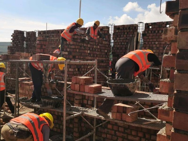 甘肃榆中灾区安置点：建设者昼夜不舍共筑“新家园” 图1