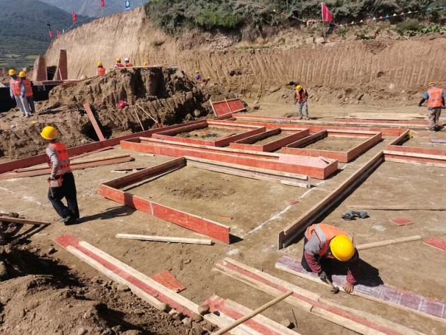 甘肃榆中灾区安置点：建设者昼夜不舍共筑“新家园” 图2