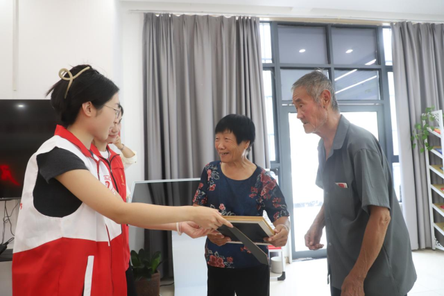 团安徽省淮北市濉溪县委开展“团团照相馆”金婚公益摄影活动 图1