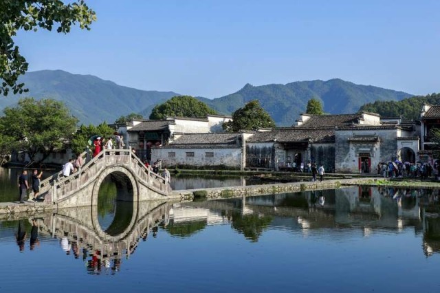 中秋国庆长假临近_安徽黟县税务志愿服务助推文旅焕新颜 图1