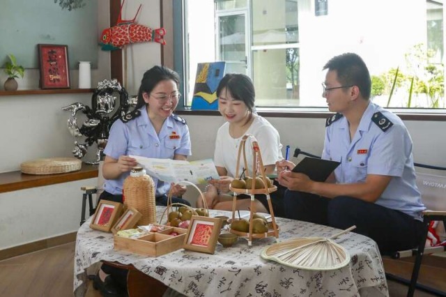 中秋国庆长假临近_安徽黟县税务志愿服务助推文旅焕新颜 图2