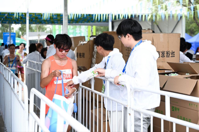 河北省衡水市：3000余名志愿者助力衡水湖马拉松赛 图2