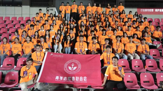 江西省：“窑火红”景艺小青陶志愿者为江西省城市足球超级联赛提供志愿服务 图1