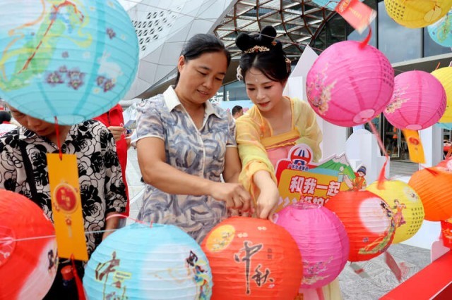 广东高速：国庆中秋迎出行高峰，志愿者在服务区忙碌 图1