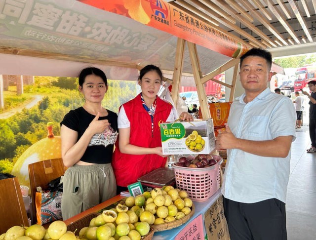 广东高速：国庆中秋迎出行高峰，志愿者在服务区忙碌 图2