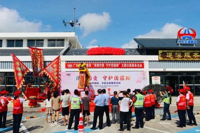 广东高速：国庆中秋迎出行高峰，志愿者在服务区忙碌 图3