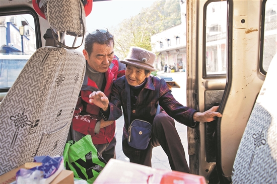 【图片故事】一条山路，18年暖心守护 图1