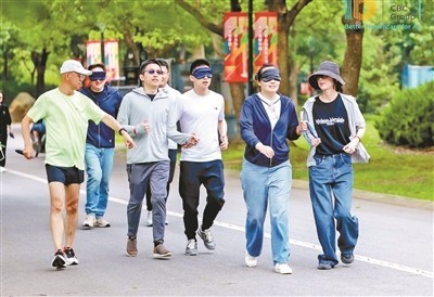 他用“一束光”照亮视障者奔跑路 图1