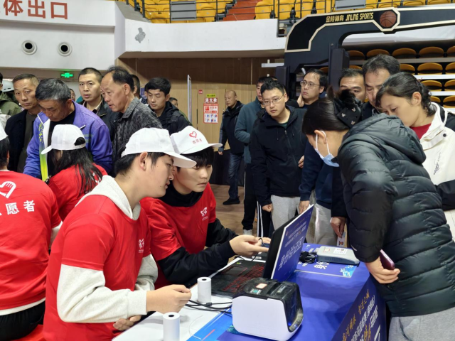 安徽蚌埠：青年志愿者助力2025蚌埠马拉松完赛 图1