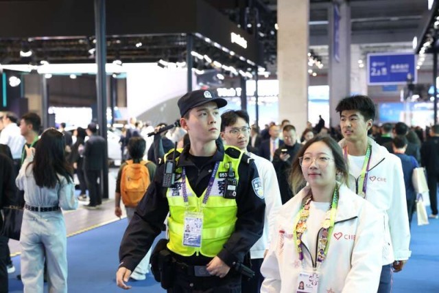 指路、救人、找东西，进博会上有一群“青城义警” 图1