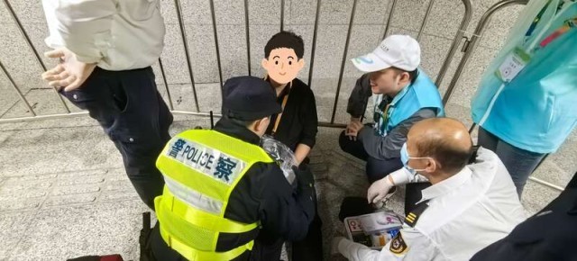 指路、救人、找东西，进博会上有一群“青城义警” 图2