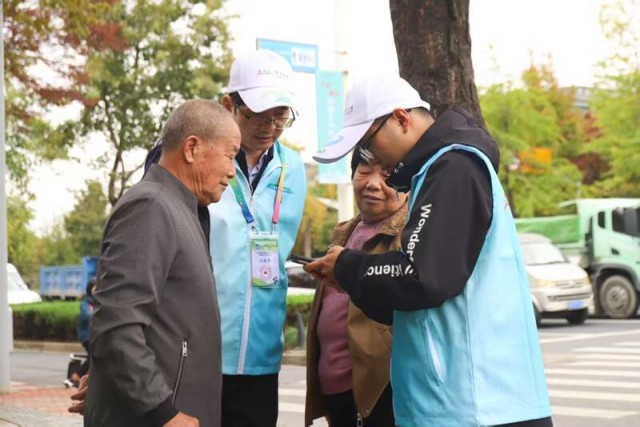 1327名“小青苗”暖心服务进博会 图1