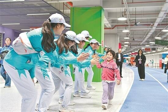 粤港澳2950名“小海豚”_护航十五运会开幕式 图2