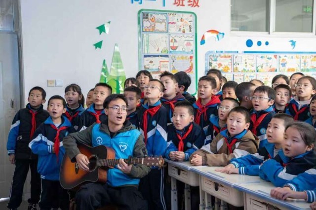 铁路青年志愿者点亮乡村学校课堂 图2