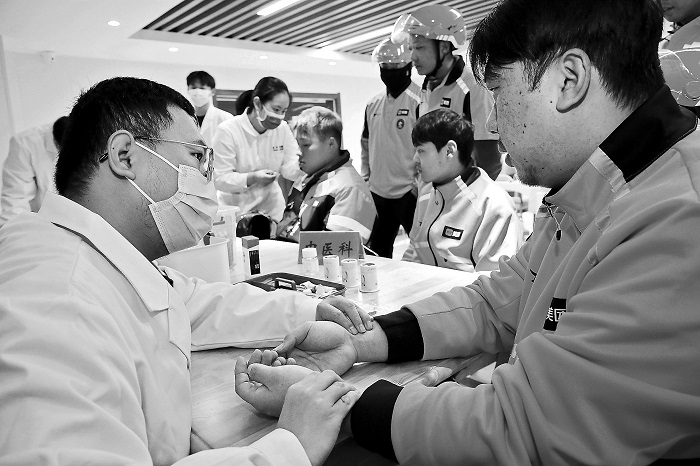 健康义诊暖“新”又暖心 图1