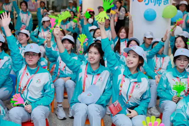 广东省：青春志愿暖龙华，“小海豚”集体庆生赴新程 图1