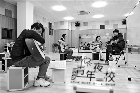 “青年夜校”丰富群众业余生活 图1