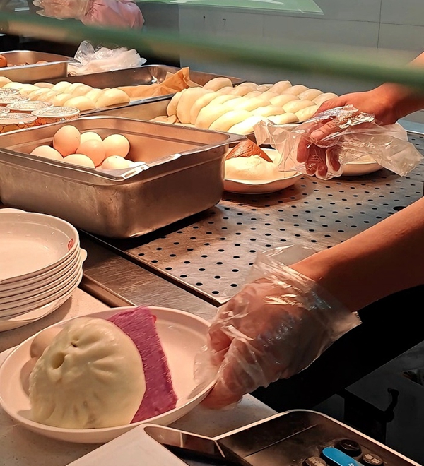 “包你上岸”“糕分冲刺”……一分钱早餐，温暖了河海大学清晨 图2