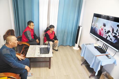 “光明影院”送爱心_视障人士能“观”影 图1