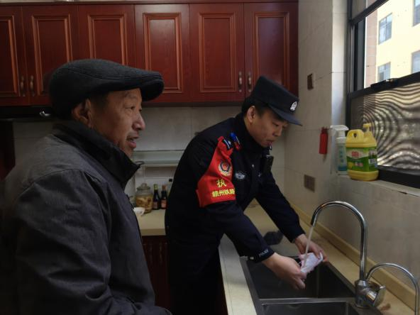 赣州铁路公安处开展“红都青警”志愿服务行动_守护铁路沿线居民平安 图1