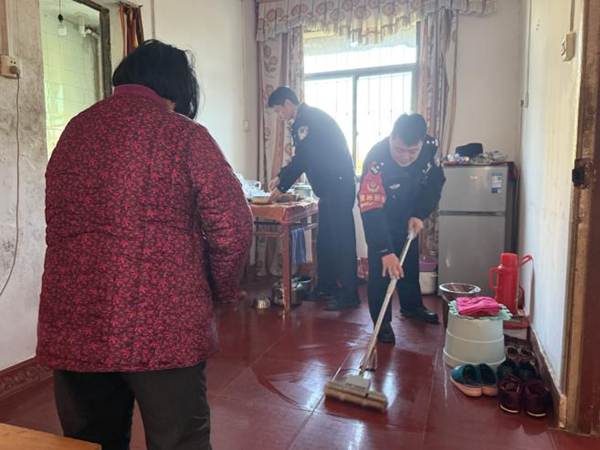 赣州铁路公安处开展“红都青警”志愿服务行动_守护铁路沿线居民平安 图2