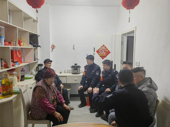 赣州铁路公安处开展“红都青警”志愿服务行动_守护铁路沿线居民平安 图3